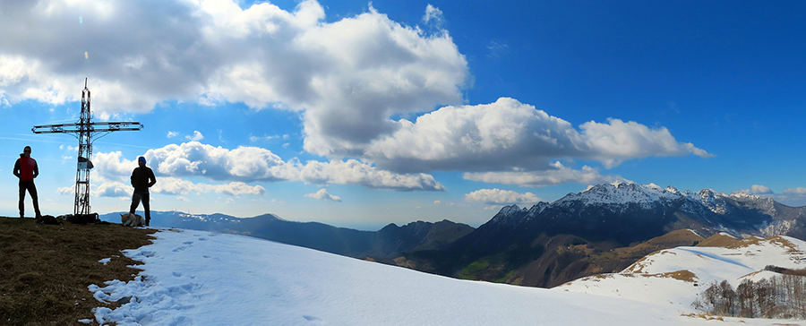 Vista panoramica dallo Zuc de Valmana verso la Costa del Palio e il Resegone